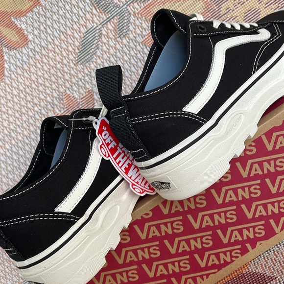 Vans Men’s Sentry Old Skool (Canvas) Black/Marshmallow
VN0A5KR3VQE
Sneakers - Picture 15 of 16